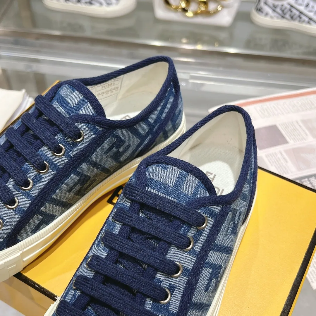 Couple style 💰460❤️Fendi Fendi's latest couple canvas shoes ❑ Fabric: Original customized imported jacquard canvas material ❑ Inner lining: Imported canvas material ❑ Sole: Original molded non-slip TPU outsole ❑ Bottom thickness: 2.5cm ❑ Size: Women's 35-40/Men's 39-45